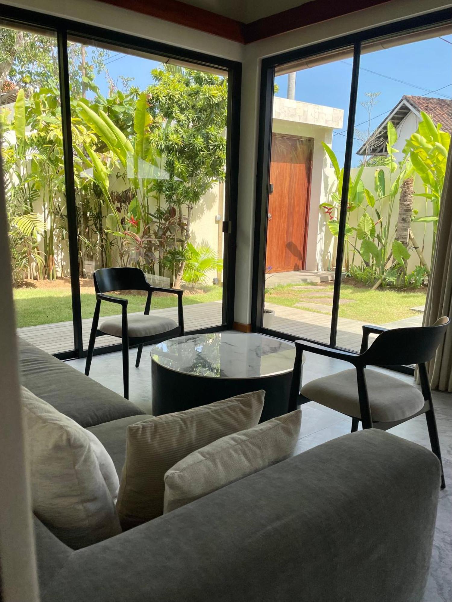 Mona Boutique & * Uluwatu