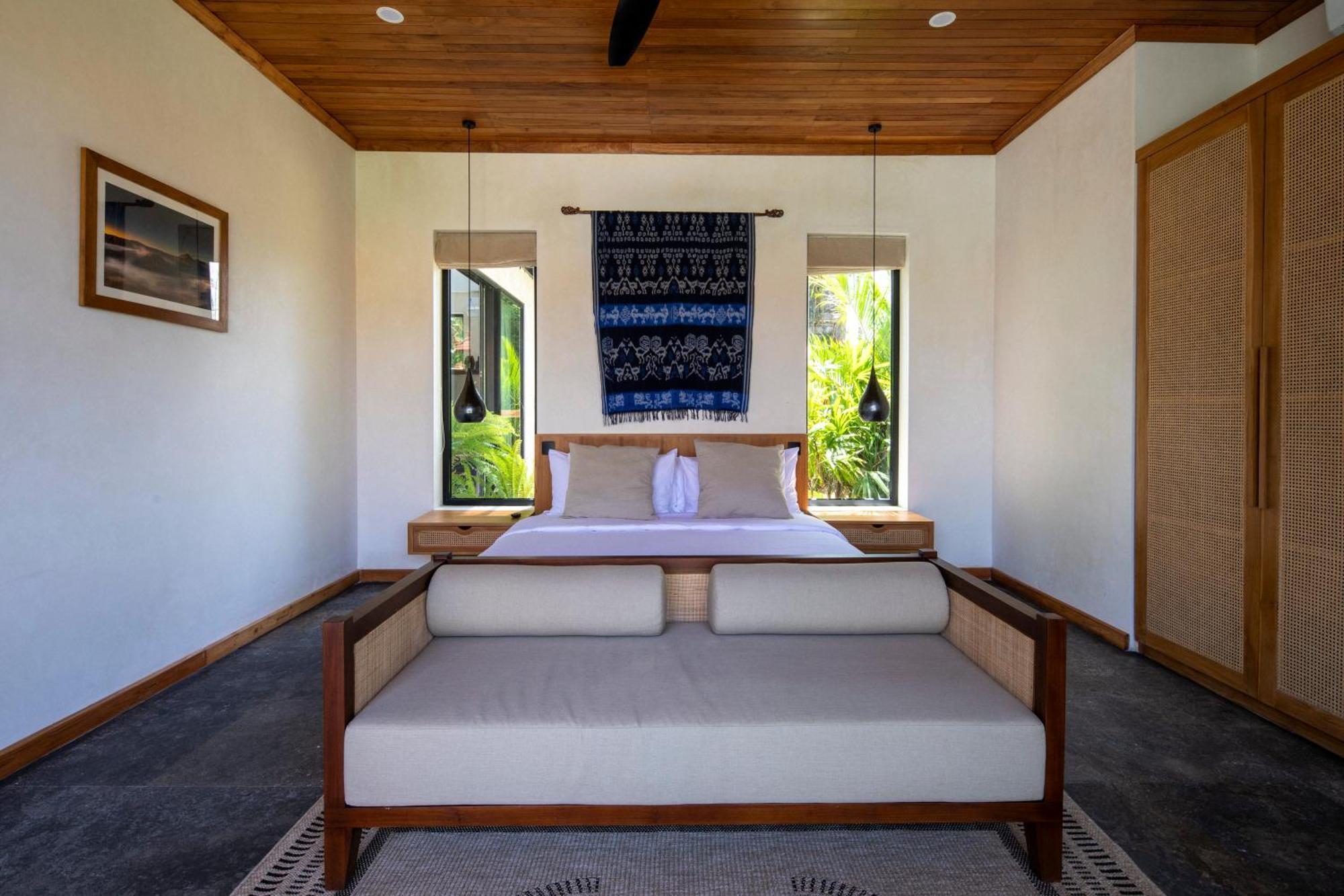 Mona Boutique & * Uluwatu